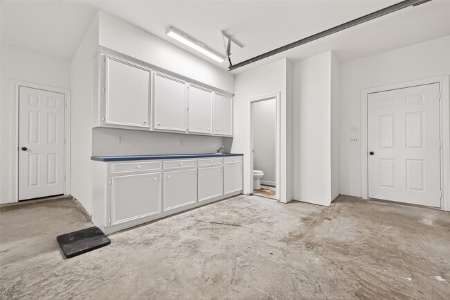 Building Photo - 4910 Waterbeck St