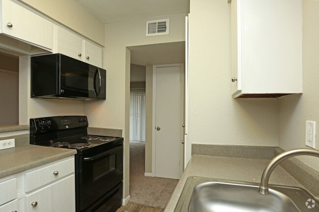 2BR, 1BA - 813SF - z - Historical - The Pointe