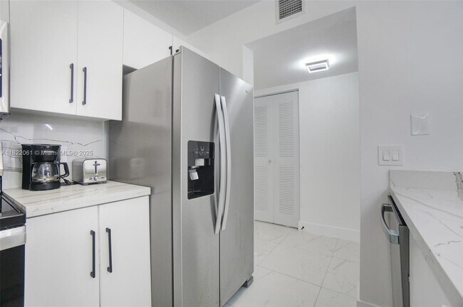 Building Photo - 1200 Brickell Bay Dr