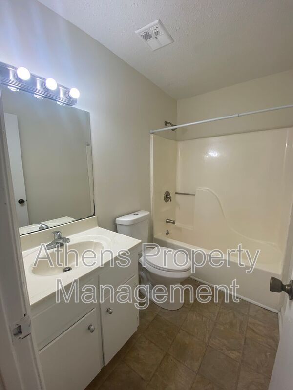 Building Photo - 131 Pinehurst Ct