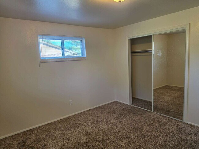 Building Photo - "Charming 3-Bed Retreat with Finished Basement & Cozy Fireplace in Aurora!"