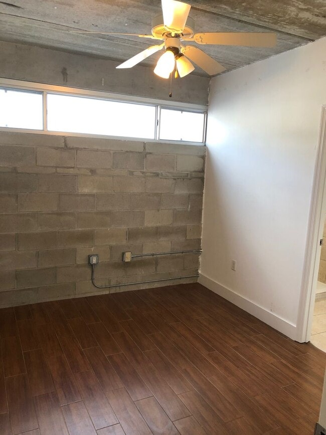 Building Photo - Loft Style Spacious And Close To Shands An...