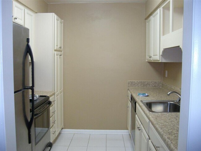 Building Photo - Single level Condo in Green Hills - $500 off