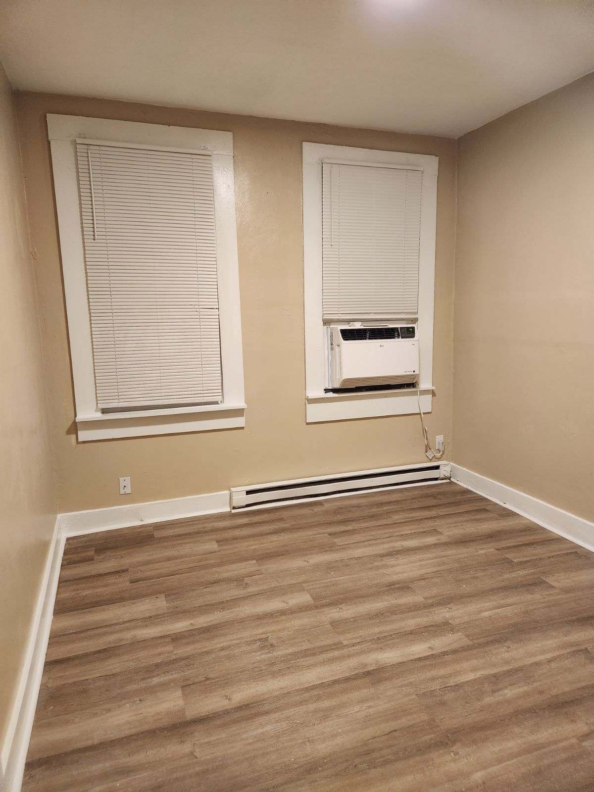 Living Room - 1542 Dungee St