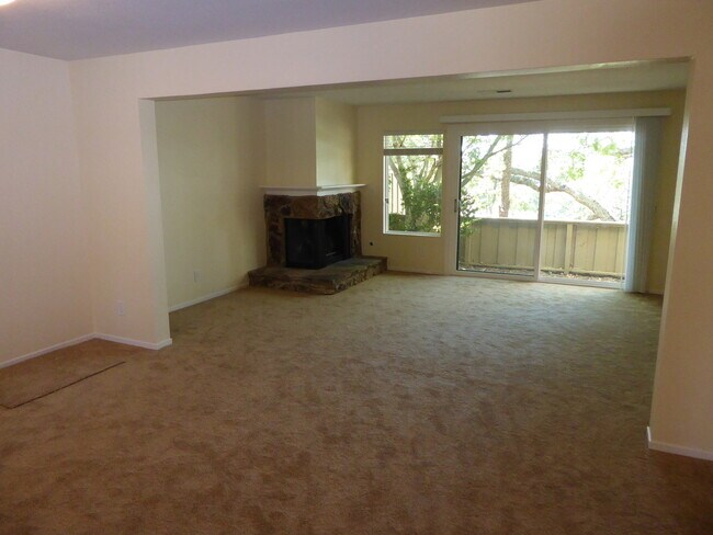 Building Photo - 5 Oak Crest Ct