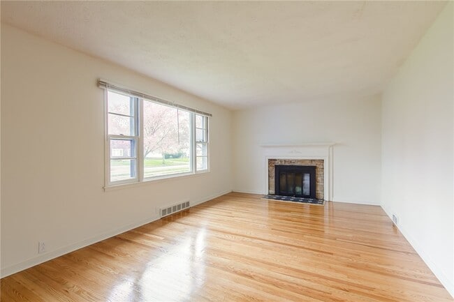 Building Photo - 345 Colebourne Rd
