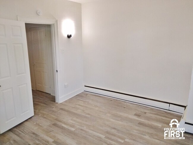 Building Photo - 3 Bed / 1 Bath Single Family Home