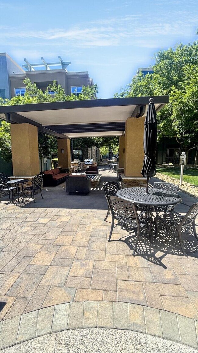 Building Photo - Lovely 2-Bedroom Condo with Convenient Acc...
