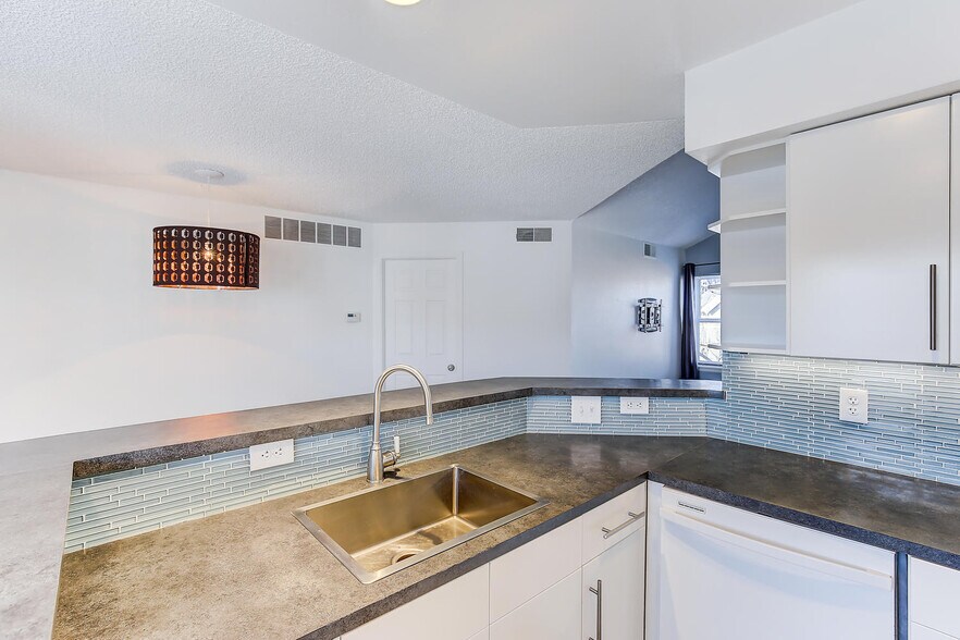 Building Photo - 2 Acoma St