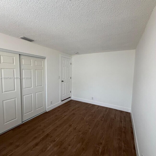 Building Photo - 3932 NW 39th Ave