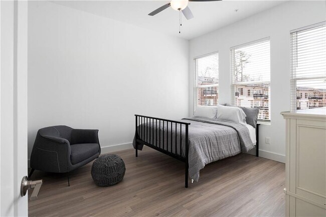 Building Photo - 9040 Main St