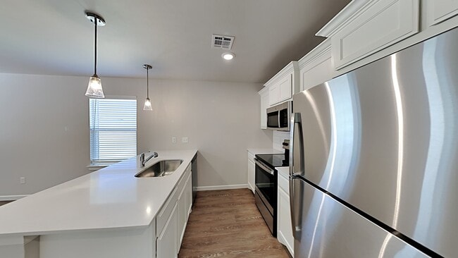 Building Photo - 2 Bedrooms 2 Bathroom 1 Car Garage Duplex Close to Broadway Extension, a short distance from Edmo...