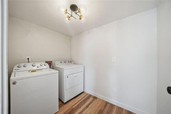 Building Photo - 3400 Elm Creek Dr