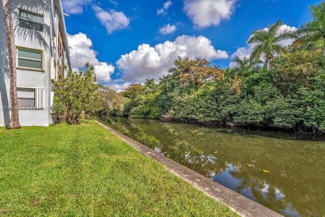 Building Photo - 105 Royal Pk Dr