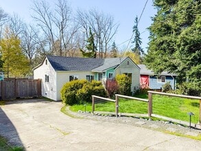 Building Photo - Beautiful newly remodeled 3 bed/2 bath home! Walking distance to Northgate Lightrail!