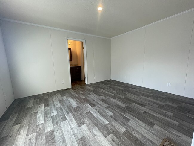 Building Photo - 15862 Villaire Ave