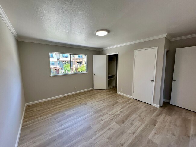 Building Photo - Convenient and Updated Townhouse