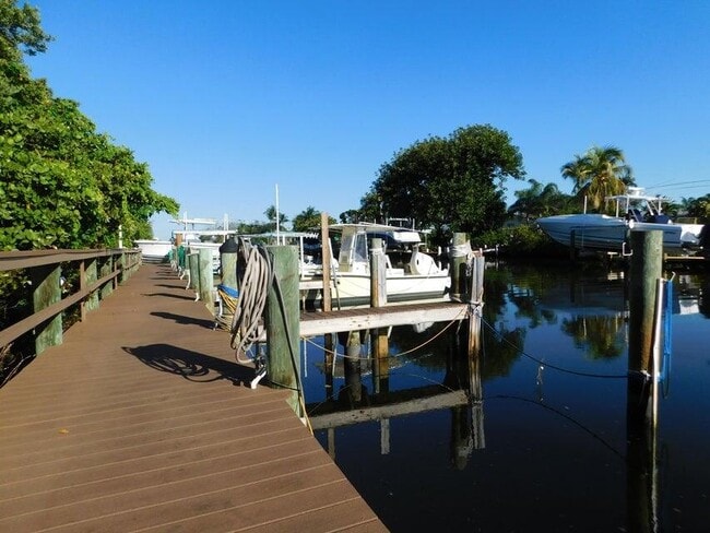 Building Photo - 741 Hummingbird Way