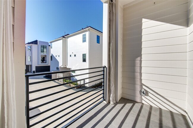 Building Photo - 820 Wakefield Dr