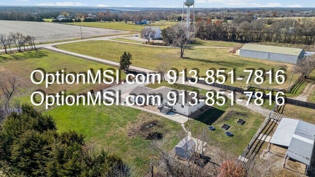 Building Photo - Country Charm Just Minutes From Lawrence!