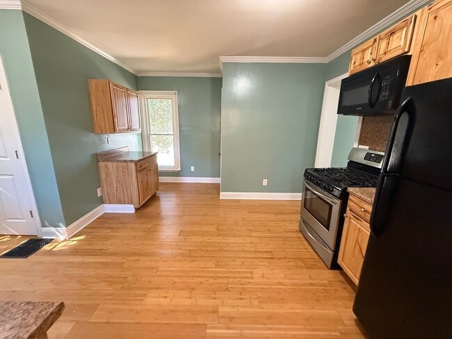 Building Photo - Spacious Two-Bedroom Home