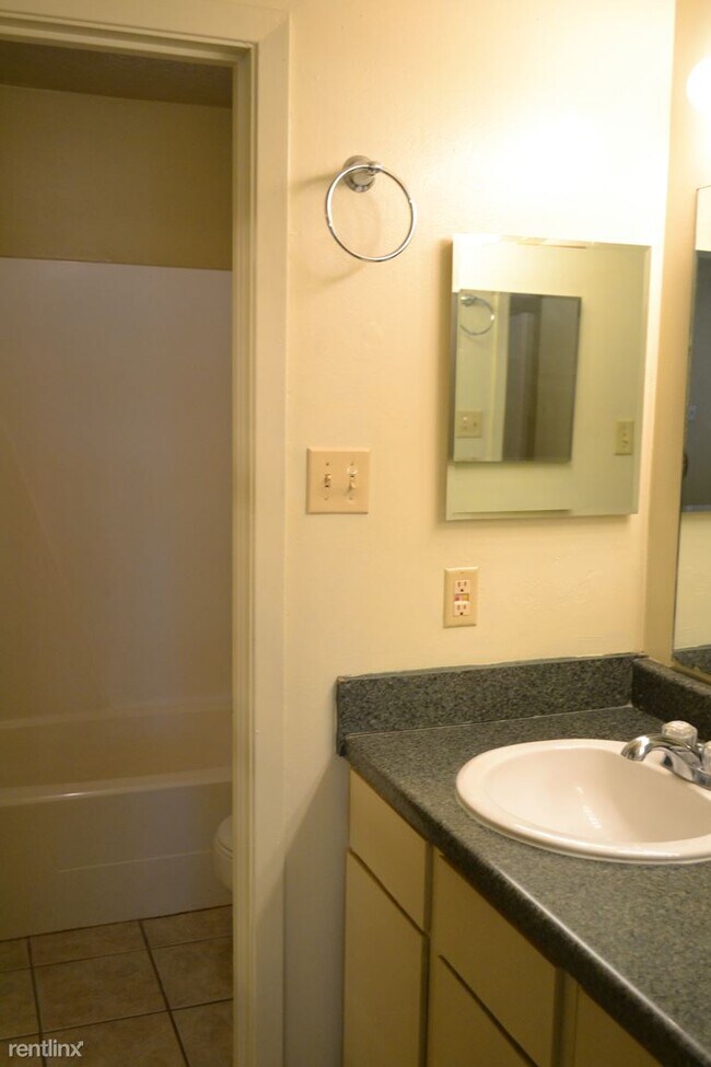 Building Photo - 2 br, 1 bath House - 908 Navarro Dr