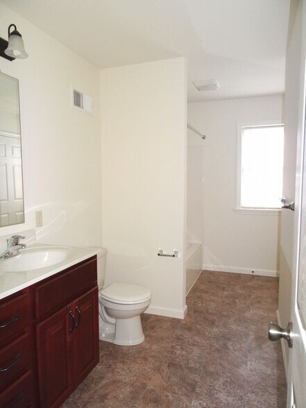 Building Photo - 330 Meadow View Dr