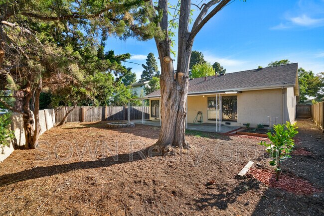 Building Photo - 36845 Reynolds Dr