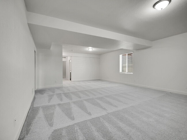Building Photo - $3,295, 3 bed, 3 bath, located in Erie