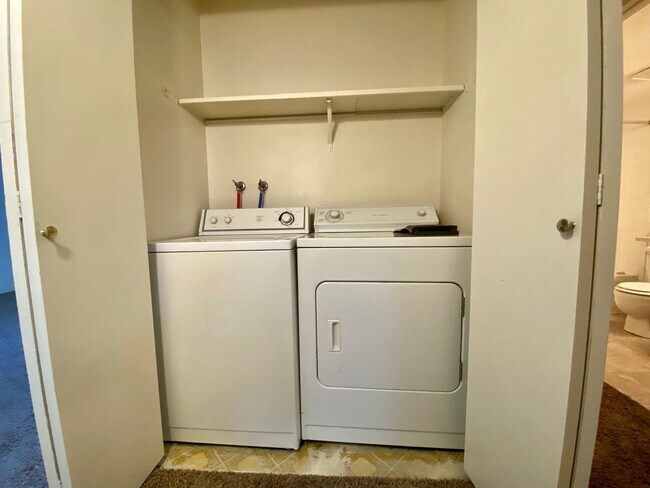 Building Photo - 1 Bed 1 Bath Aurora Condo Located Near Che...