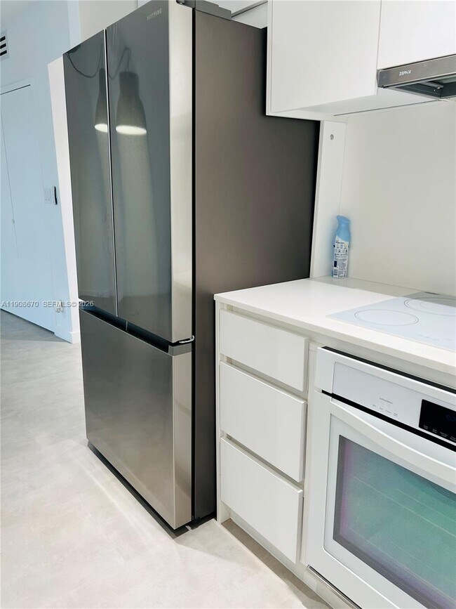 Building Photo - 900 Bay Dr