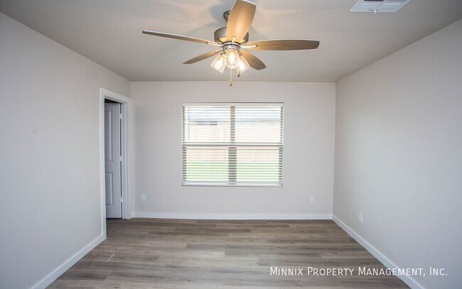 Building Photo - 310 E 77th St