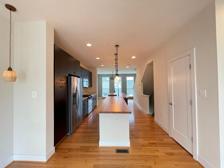 Building Photo - 924 King Farm Blvd