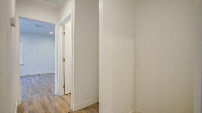 Building Photo - 6112 Saturn St