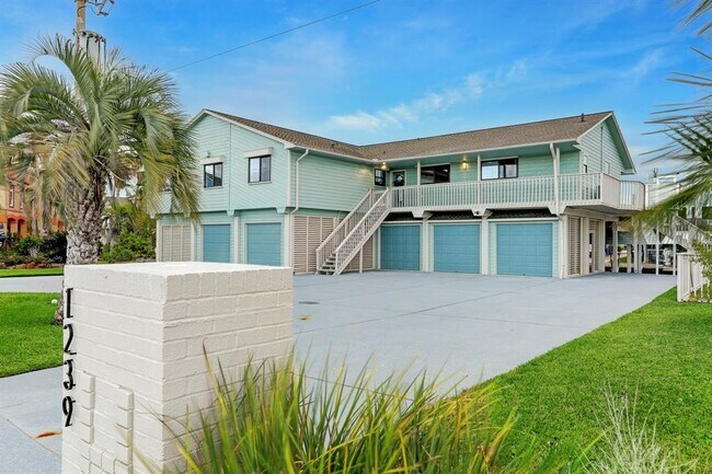 Building Photo - 1239 Hawaii Dr
