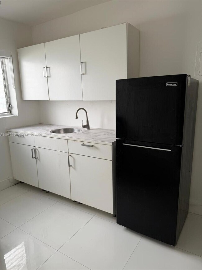 Building Photo - 825 Euclid Ave