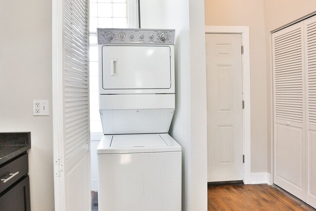 Building Photo - Bucktown 2bed/1bath...NEXT TO THE 606 TRAIL!  In-Unit Laundry & Central Air!