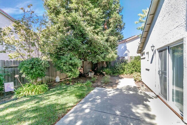 Building Photo - 3257 Vista Del Lago Way