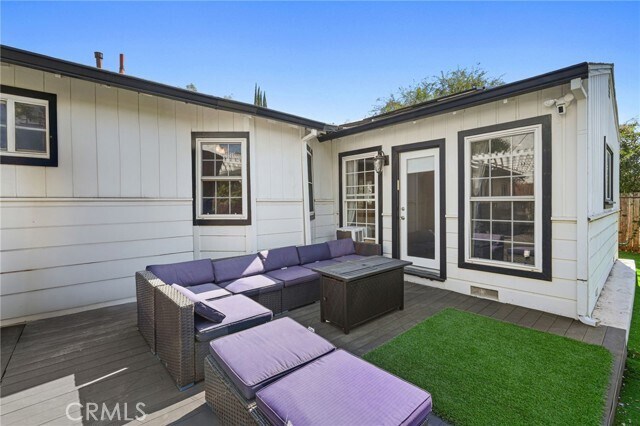Building Photo - 18433 Tarzana Dr