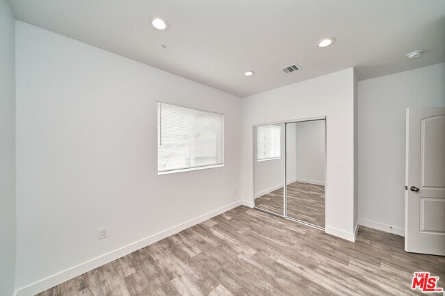 Building Photo - 603 1/2 W 41st St
