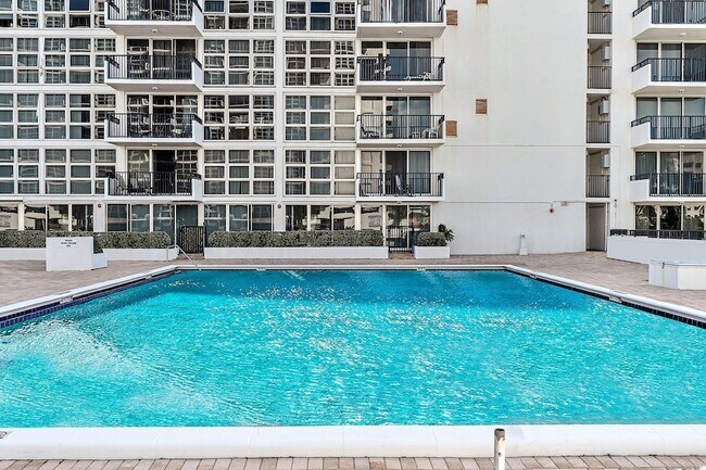 Building Photo - 525 N Ocean Blvd