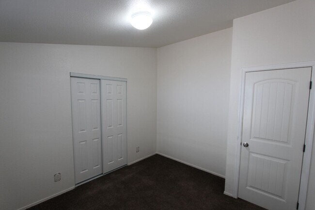 Building Photo - * LEASE PENDING $500 Move-In Special! Charming 3-Bed Home in Christmas Tree Estates