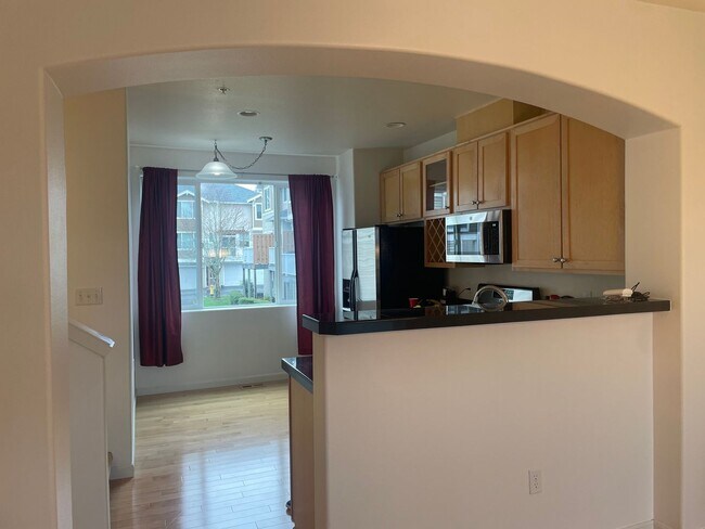 Building Photo - Beautiful Murray Hills Condo Townhome Now ...