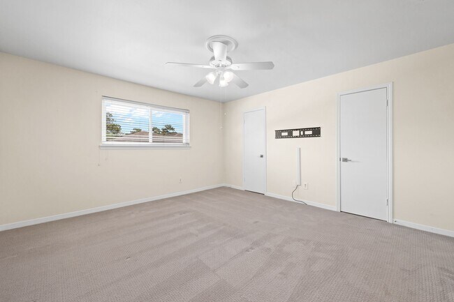 Building Photo - 10180 Longmont Dr