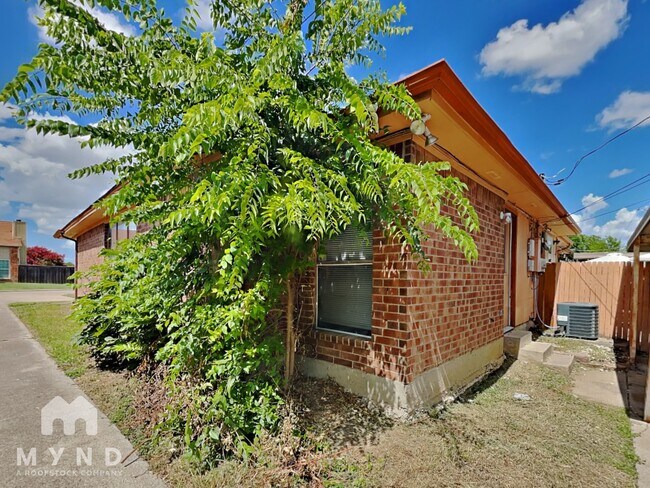 Building Photo - 2216 Summer Day Dr