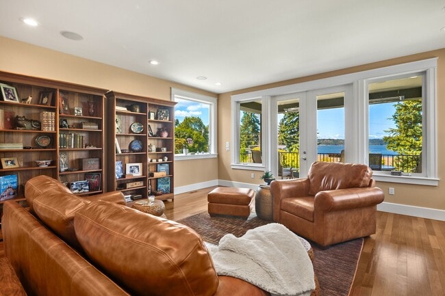 Building Photo - Exquisite Kirkland Estate - Lake Front Views