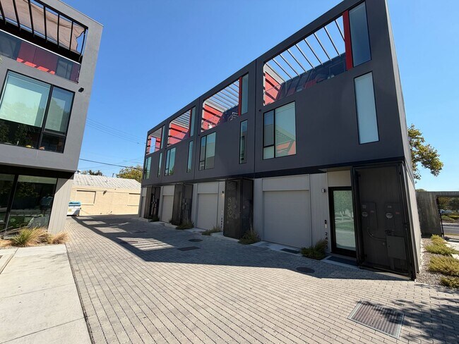 Building Photo - 2419 Binnen Ln
