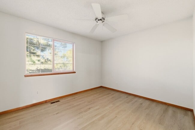 Building Photo - Deer Pointe Village Townhome Feautures 2 P...