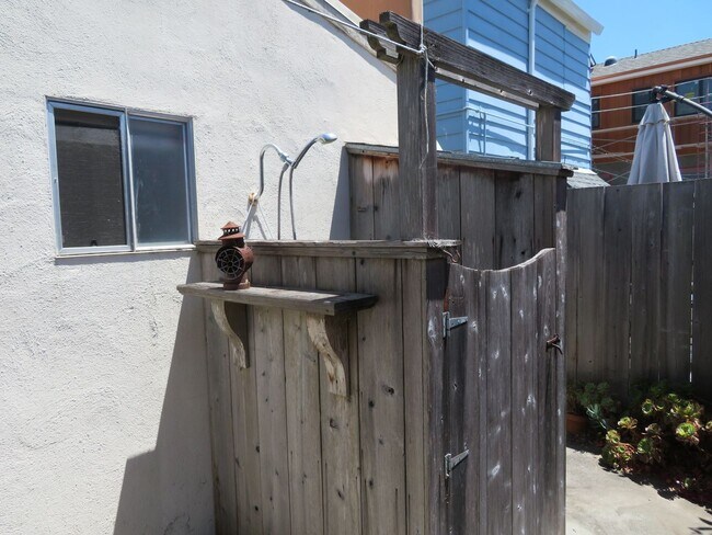 Building Photo - 2 plus bed, 1.5 bath, close to Seabright b...