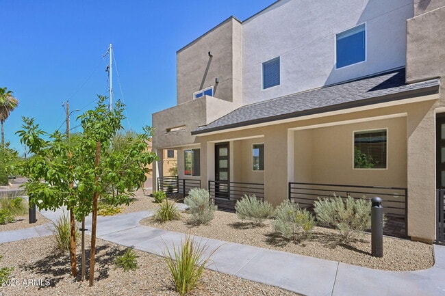 Building Photo - 2125 E Voltaire Ave